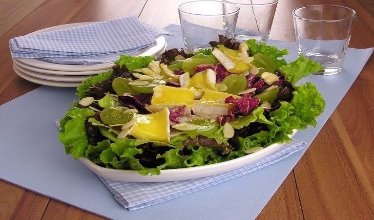saladas com queijo branco Salada de folhas e amêndoas