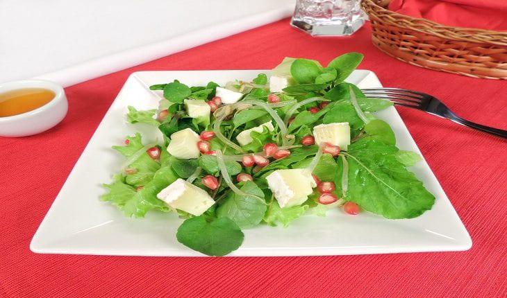 Salada verde com romã