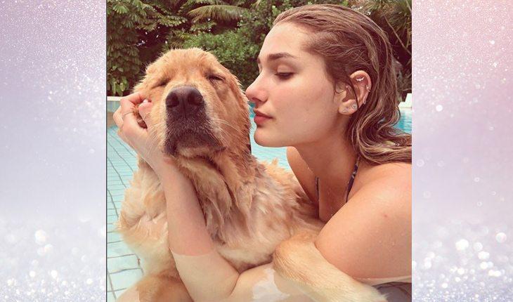 sasha na piscina com cachorro