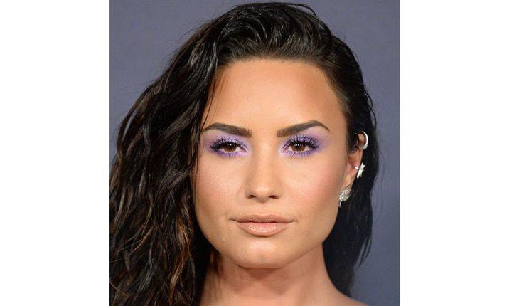 Demi Lovato com make roxa