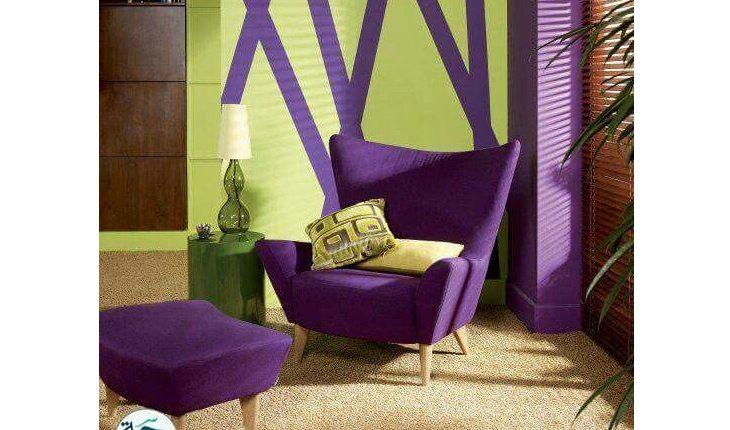 sofá e banqueta na cor ultra violet