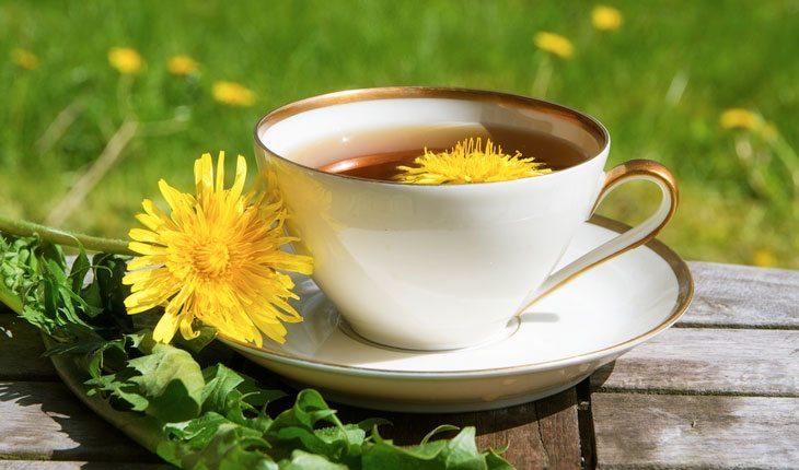 Chás de ervas. Na foto, uma xícara com chá de dente-de-leão