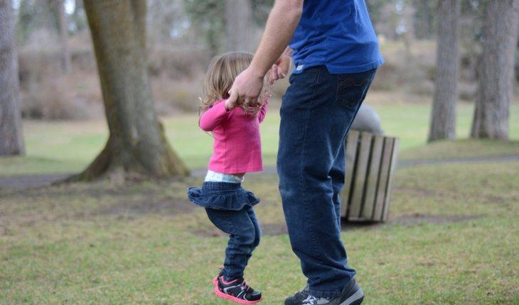 Pai e filha brincando no parque
