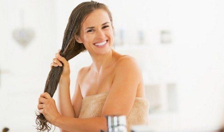 mulher aplicando glicerina no cabelo