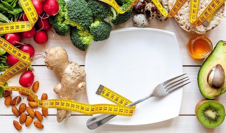 mesa com legumes e alimentos saudáveis