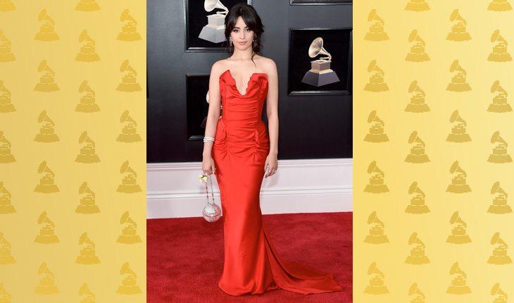 Grammy Awards 2018. Na foto, está a cantora Camila Cabello com um vestido vermelho com um decotão