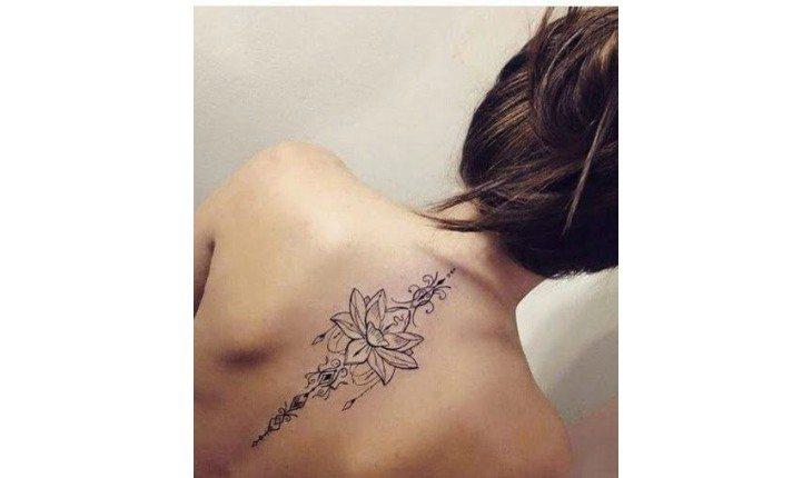 Tatuagem de flor nas costas.
