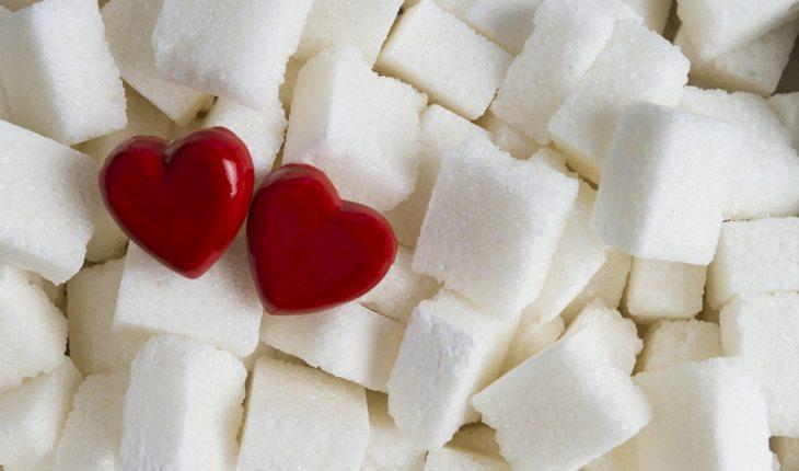 corações vermelhos em cima de cubos de açúcar