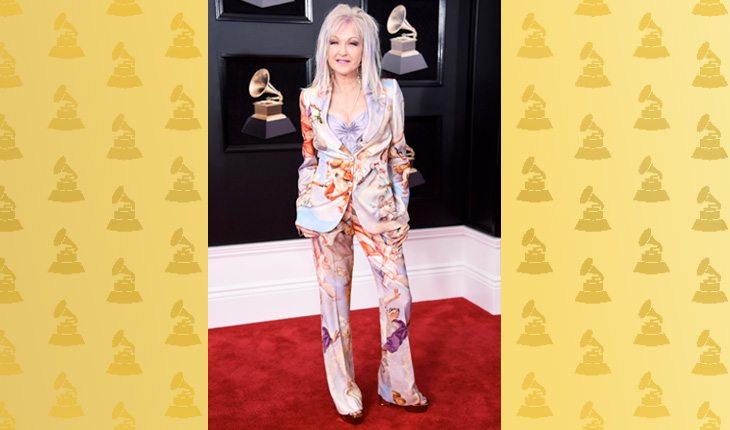 Grammy Awards 2018. Na foto, está a cantora Cindy Lauper com um terno estampado