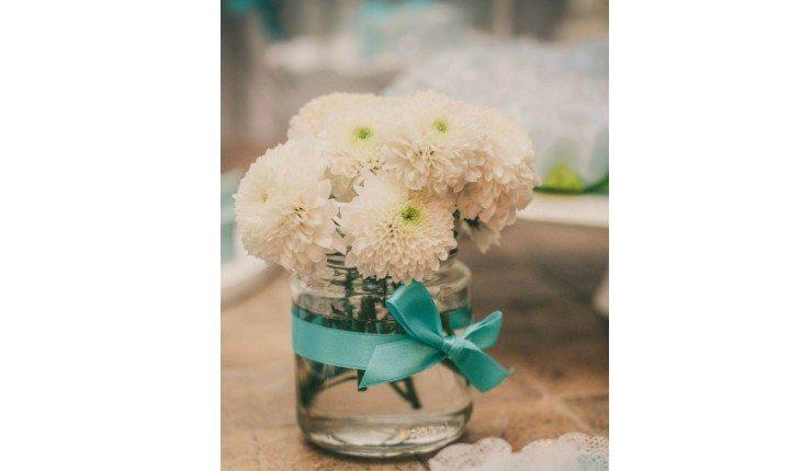 Decoração de casamento com flores e azul.