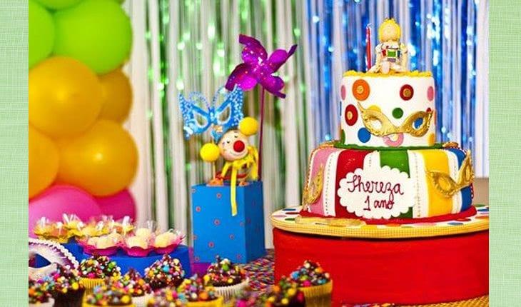 mesa de bolo com tema de Carnaval