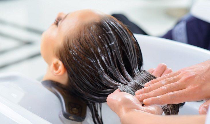 mulher hidratando cabelo com glicerina