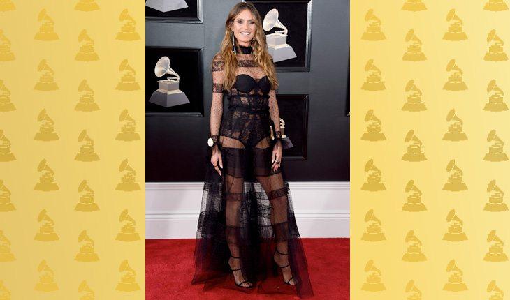 Grammy Awards 2018. Na foto, está a modelo Heide Klum com um vestido todo em transparência