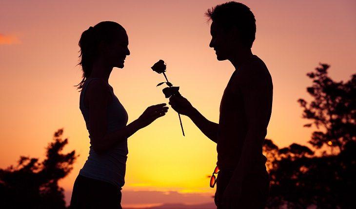 homem entregando uma flor à namorada
