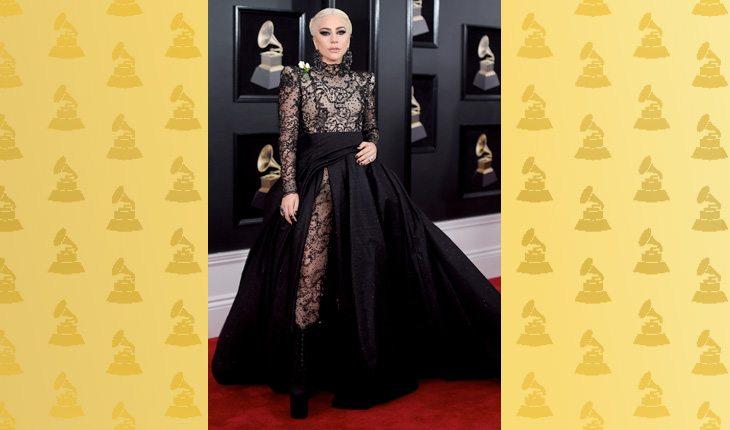 Grammy Awards 2018. Na foto, está a cantora Lady Gaga com um macacão transparente e uma saia longa
