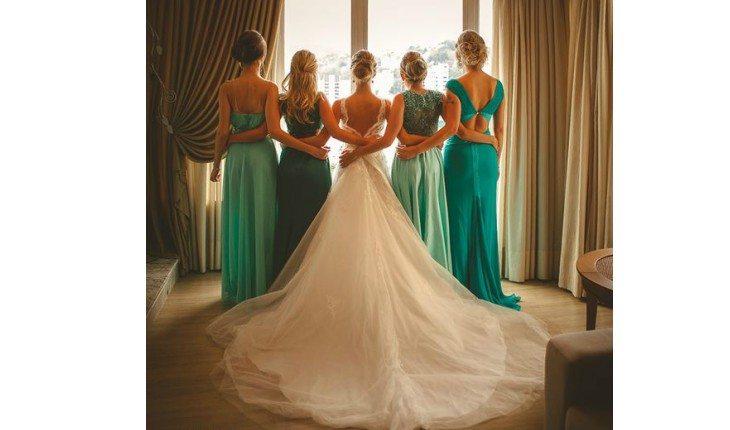 Noivas e madrinhas com vestido azul tiffany.