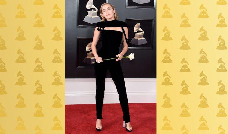 Grammy Awards 2018. Na foto, está a cantora Miley Cyrus com um macacão preto