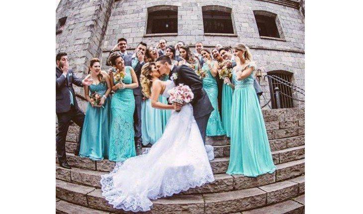 Noivos e madrinhas com vestido na cor azul tiffany.