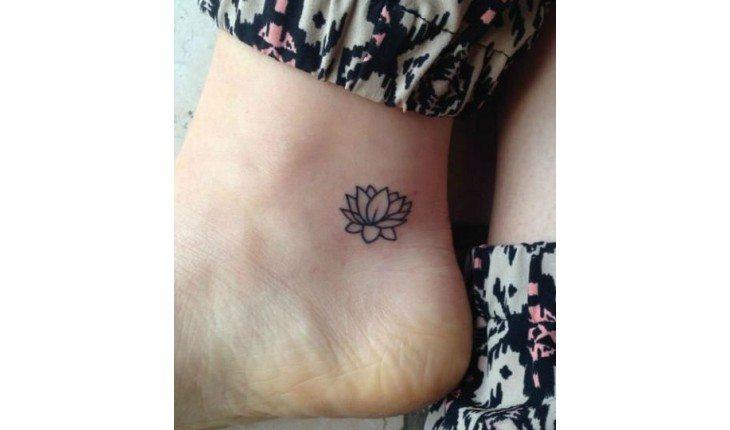 Pé tatuado com flor de lótus.