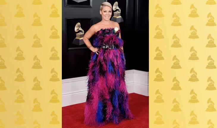 Grammy Awards 2018. Na foto, está a cantora Pink com um vestido tomara que caia com plumas rosa