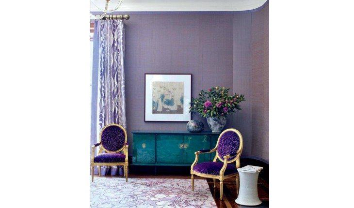 Poltronas e cortinas na cor Ultra Violet,
