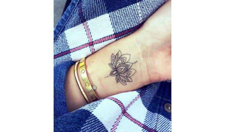 Flor tatuada no pulso.