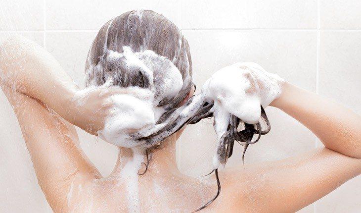 mulher lavando os cabelos
