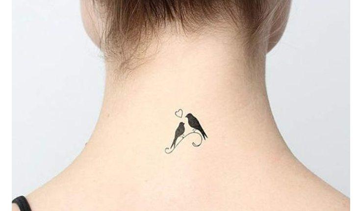 tatuagem de dois passarinhos na nuca