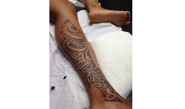 tatuagem maori na perna