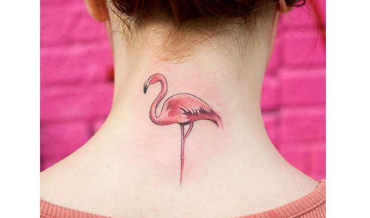 tatuagem de flamingo colorida