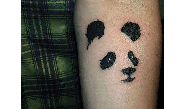tatuagem de panda apenas com as partes mais escuras