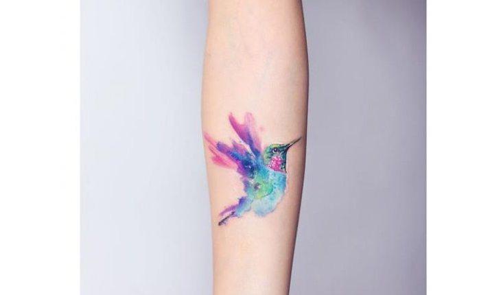 tatuagem de beija-flor colorida
