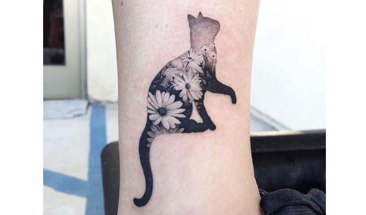 tatuagem de gato com flores dentro