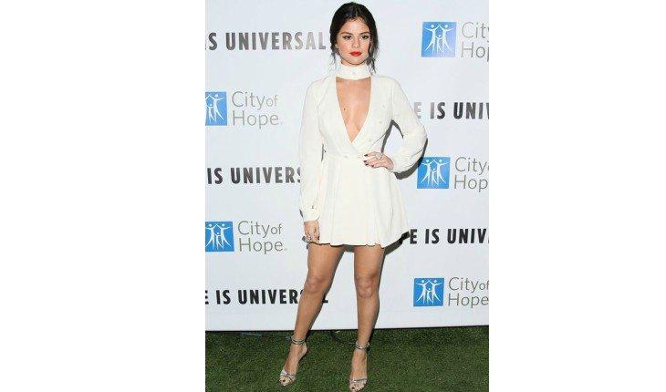 Selena Gomez usando vestido choker.