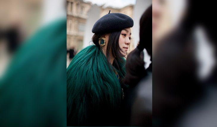 mulher usando boina com casaco de pelo verde e brincos antigos luxosos. Foto para galeria de looks com boinas no Portal Alto Astral