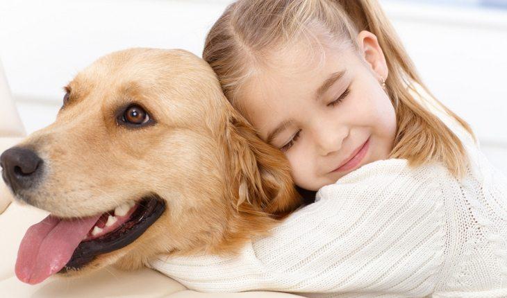 Menina abraçada com cão