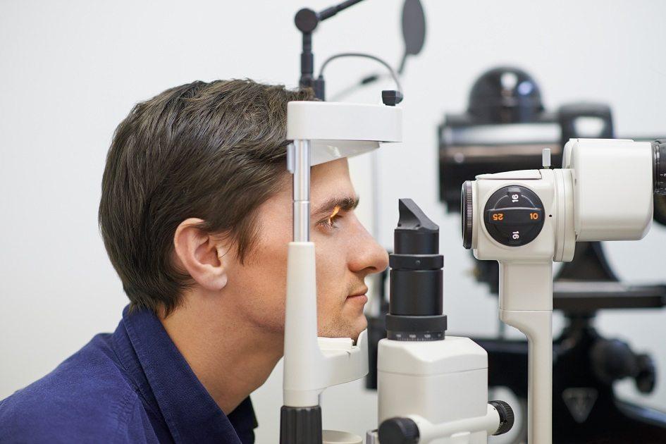 É recomendável fazer uma visita ao oftalmologista a cada 6 meses. FOTO: iStock.com/Getty Images