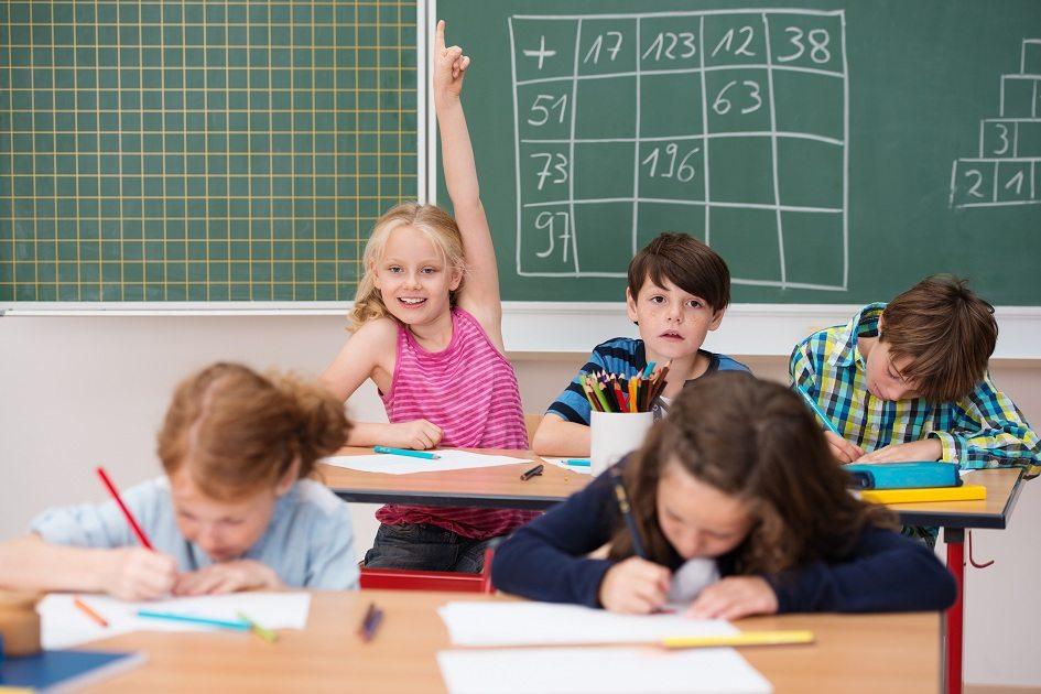 Alguns pais relatam que colocar os filhos cedo na escola, auxiliou no desenvolvimento dos mesmos. FOTO: Shutterstock