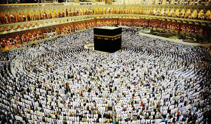 Kaaba em Meca, os muçulmanos orando juntos no lugar santo