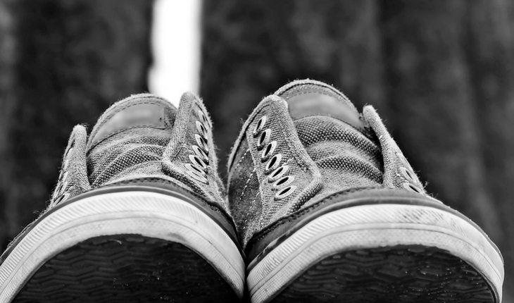 Sapatos velhos em preto e branco