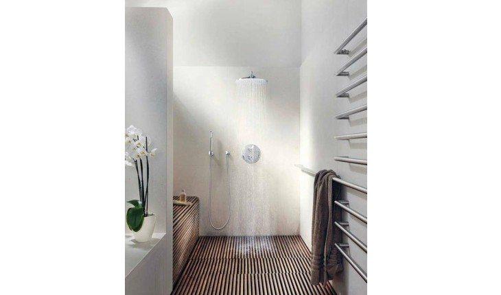 Banheiro com chão de madeira.
