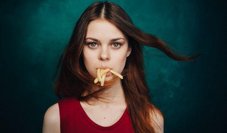 mulher comendo carboidrato