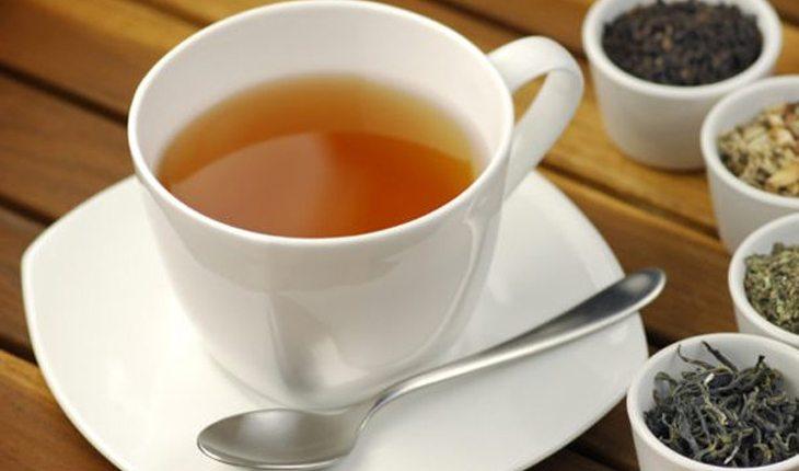 chá mate sendo colocado em uma xícara branca