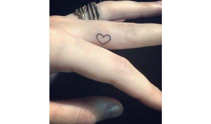 Tatuagem de coração no dedo.