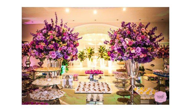 decoração de casamento com a cor ultra violet