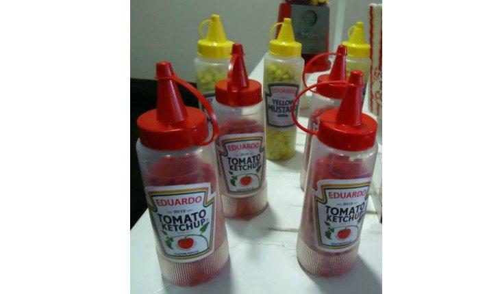 Potes de ketchup com docinhos.