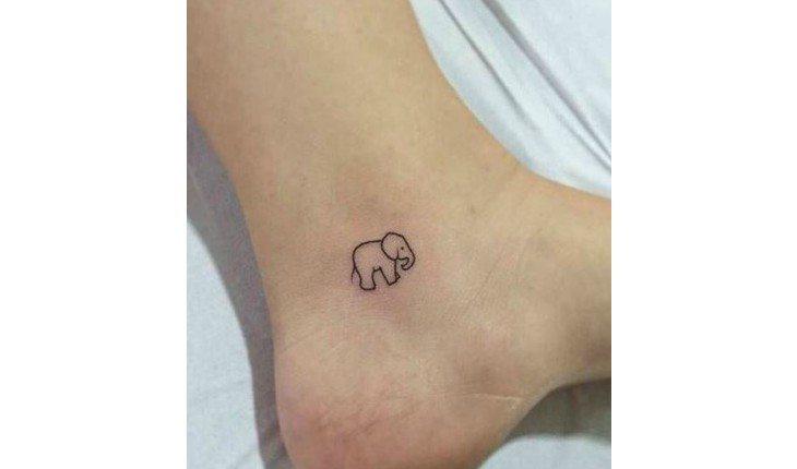 Tattoo de elefante no tornozelo.