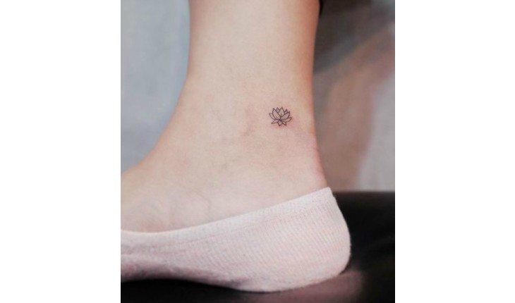 Tattoo flor de lótus no tornozelo.