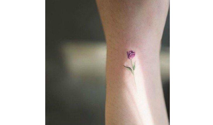 Tatuagem de flor.
