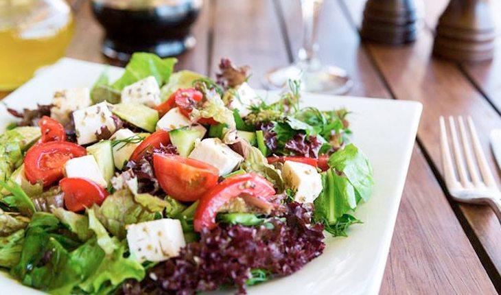 Salada saudável em prato branco